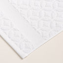 Juego de Toallas Blancas con Estampado en Relieve · Mosaic