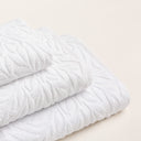 Juego de Toallas Blancas con Relieve · Pure